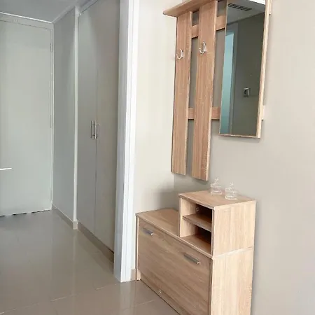 Rhodes Central: King Bed Apartment *