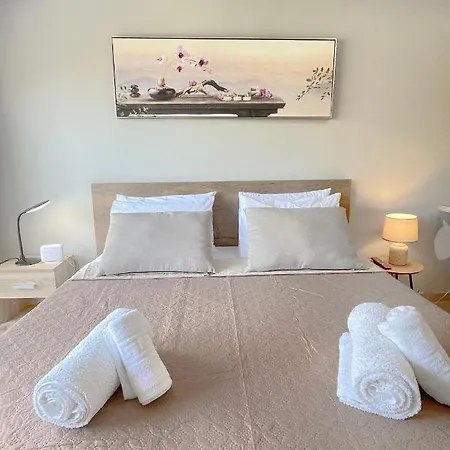 Rhodes Central: King Bed * Rhodes City