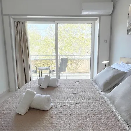 Rhodes Central: King Bed Rhodes City