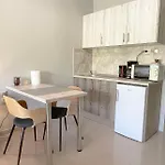 Rhodes Central: King Bed Apartamento