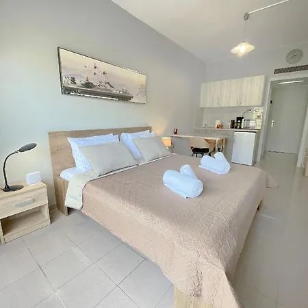 Rhodes Central: King Bed * Rhodes City