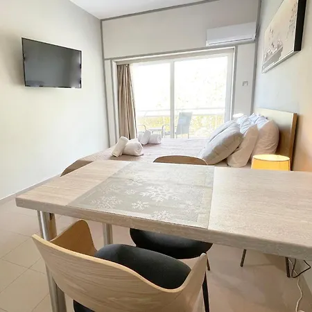 Rhodes Central: King Bed