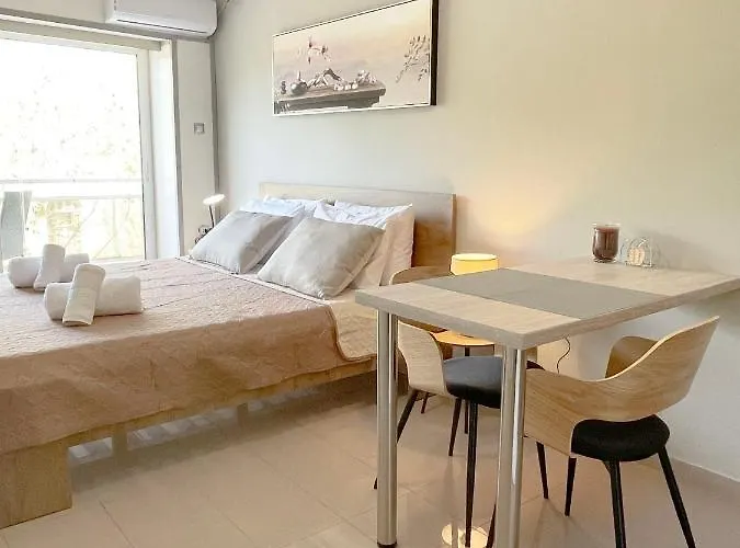 Rhodes Central: King Bed * Rhodes City