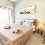 Rhodes Central: King Bed
