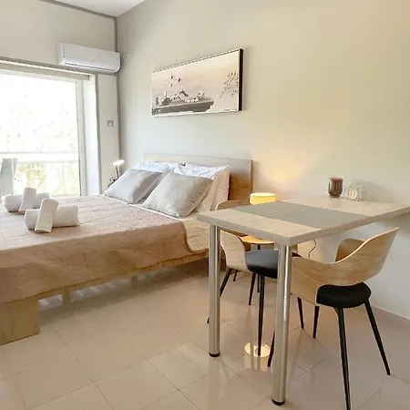 Rhodes Central: King Bed * Rhodes City