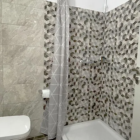 Rhodes Central: King Bed Apartment *