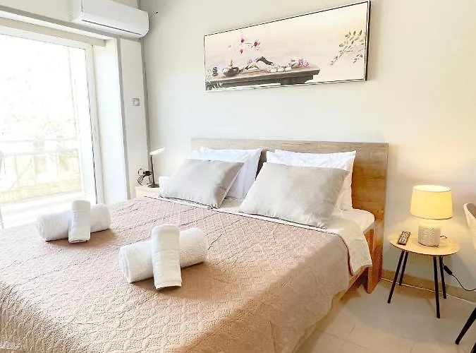 Rhodes Central: King Bed