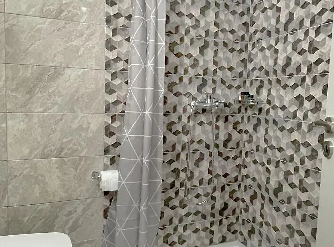 Rhodes Central: King Bed Apartment *