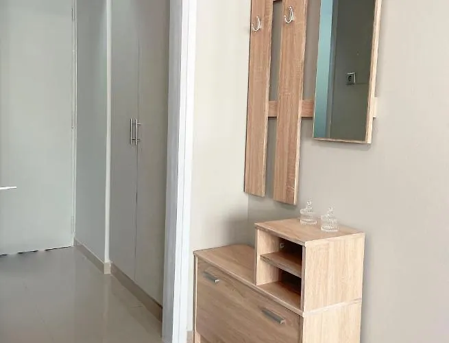 Rhodes Central: King Bed Apartment *