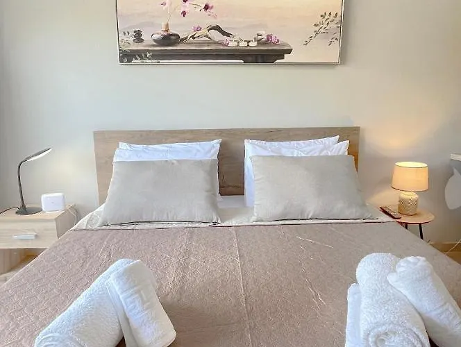 Rhodes Central: King Bed * Rhodes City