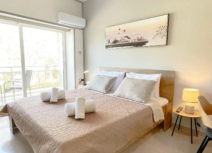Rhodes Central: King Bed Apartment