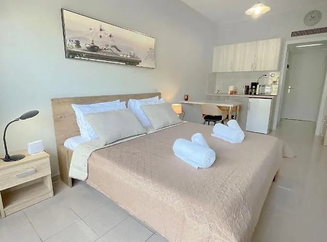 Rhodes Central: King Bed * Rhodes City